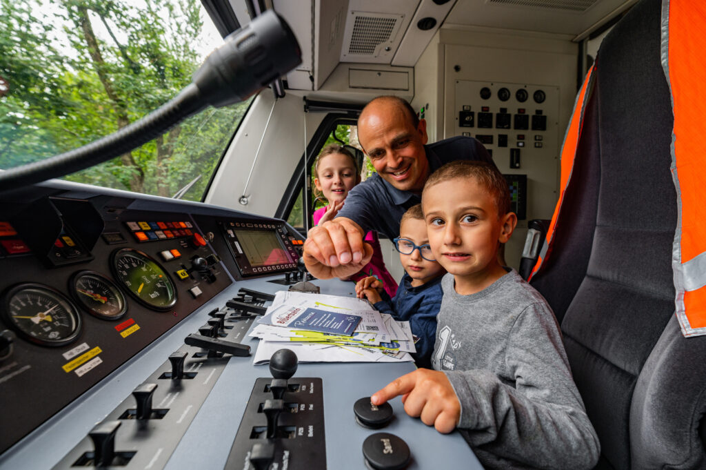 Kinder im Führerstand der Räuberbahn